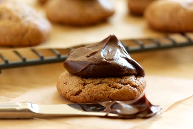 Peanut Butter Cookies with Chocolate Fudge Frosting | Get Inspired Everyday! 