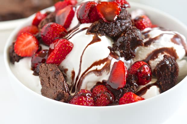 Strawberry Brownie Sundae | Get Inspired Everyday! 