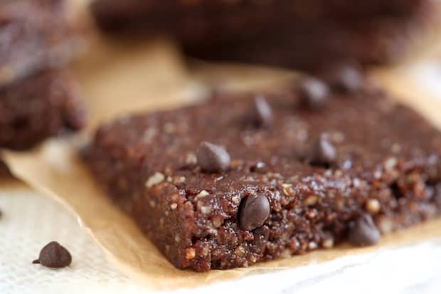 Chocolate Chip Brownie Energy Bars | Get Inspired Everyday! 