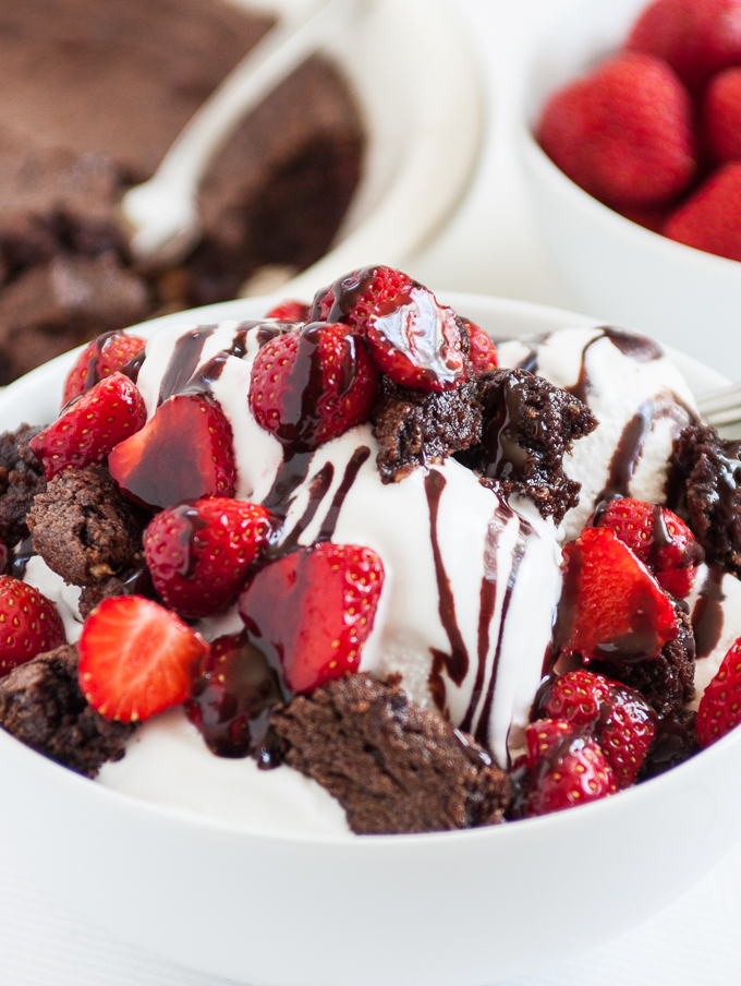 Strawberry Brownie Sundae | Get Inspired Everyday!