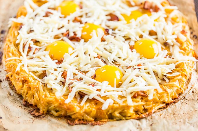 Bacon and Eggs Breakfast Pizza with Hashbrown Crust | Get Inspired Everyday!