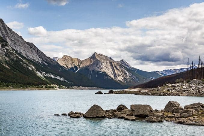 Tips for visiting Maligne Lake in Jasper National Park | Get Inspired Everyday!