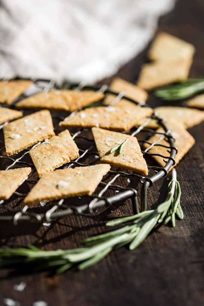 Paleo Rosemary Sea Salt Crackers | Get Inspired Everyday!