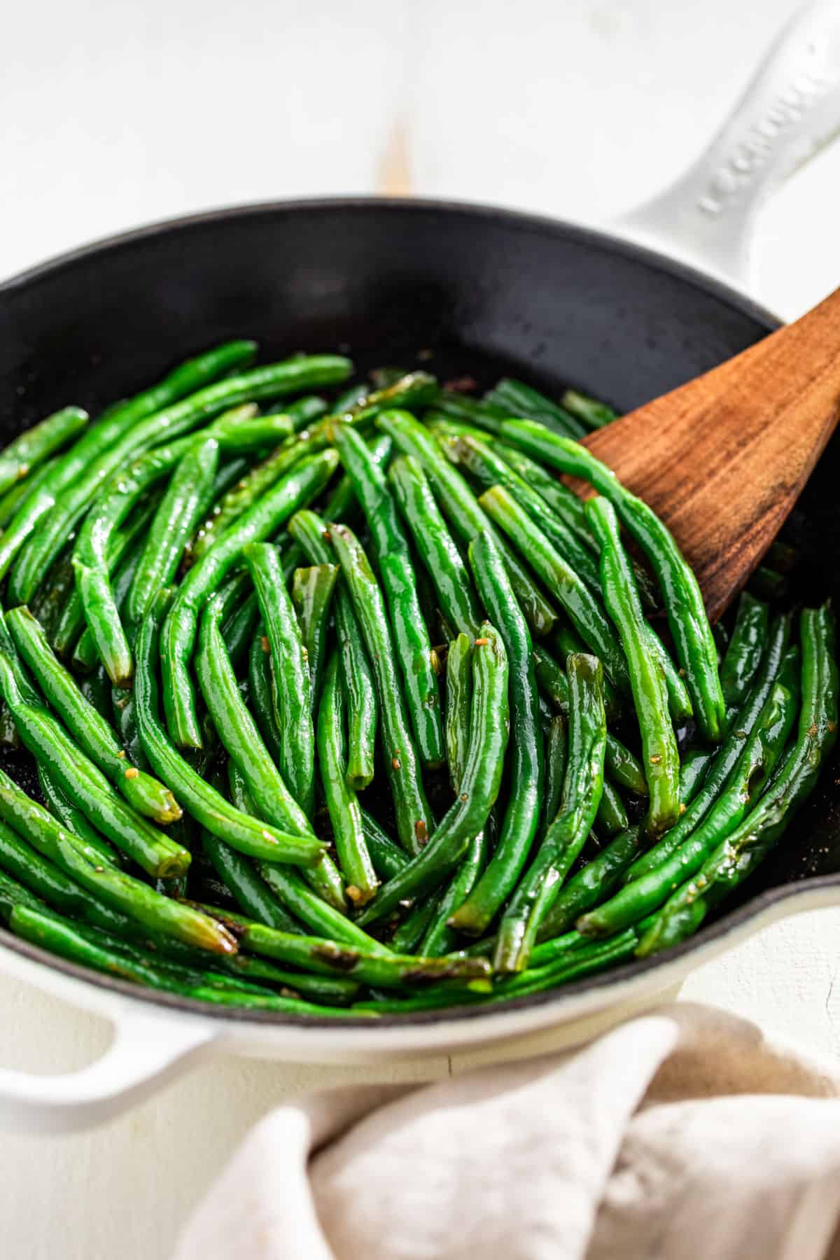 Cast Iron Skillet Green Beans {super easy recipe}